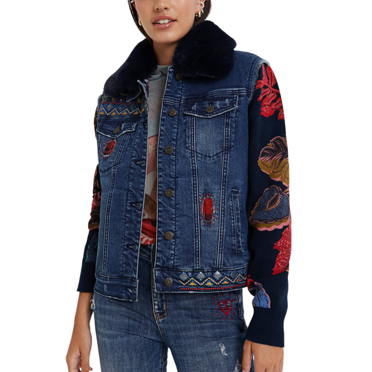 Removable Collar Mixed Fabric Denim Jacket - Desigual.
A jacket for playing. Because this bimaterial trucker jacket in denim fabric and knit sleeves in floral print has a removable synthetic fur collar that goes with all your looks. The friezes on the side hem and shoulder with tears, enrich the garment, making it unique. Removable synthetic fur collar Metallic fasteners Tricot sleeves of flowers in orange tones Frayed finish on shoulders Thick winter lining Slim fit Do not bleach Machine Wash Cold water Do