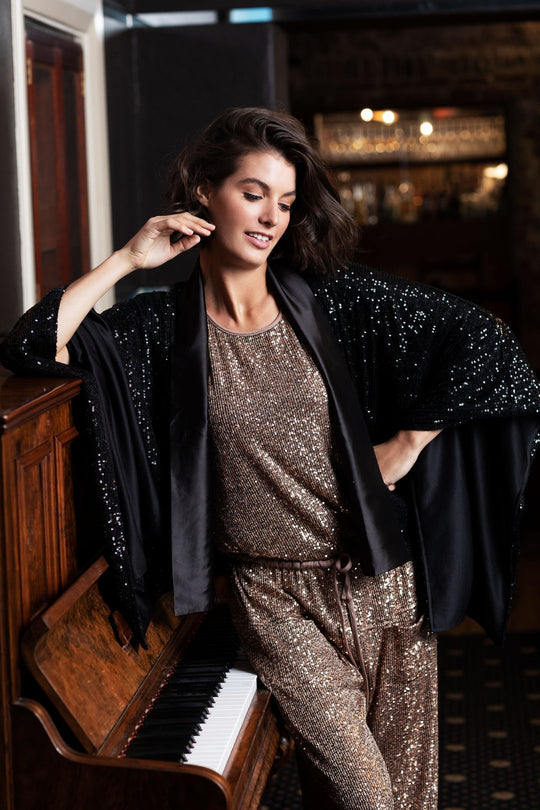 Jagger Kimono - Black Sequin Sparkles
Destined to dazzle, the Jagger Kimono composes a striking silhouette with gorgeous drape. Drenched in decadent all-over sequin embellishments, this style is perfect for party season! Part of the the Brave+True Everywoman Collection • Satin neckband• Fully lined• One size garment• Fabulous sequin fabricMeasurements:Bust = OS: 58"Length = OS:23" Model is 5'6" tallFabrication:Main: 100% polyesterLining: 100% polyester
Jagger Kimono - Black Sequin Sparkles
Destined to dazzl