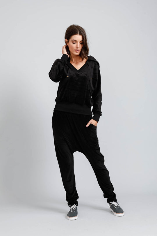 brave+true Velvet Drop Crotch Harem Pants
Perfect for a day at home or your morning coffee run, the Brave+True Velvet Drop Crotch Pants are a relaxed, boyfriend-style fit that ooze cool, urban-chic vibes.Featuring a soft elastic waistband and luxurious velvet fabric, these track pants are an essential for the cooler months. Velvet loungewear as it's most stylish. • Pull on style• Double pockets• Drop-crotch silhouette• Tapered legs• Soft velvet fabric
brave+true Velvet Drop Crotch Harem Pants
Perfect for a