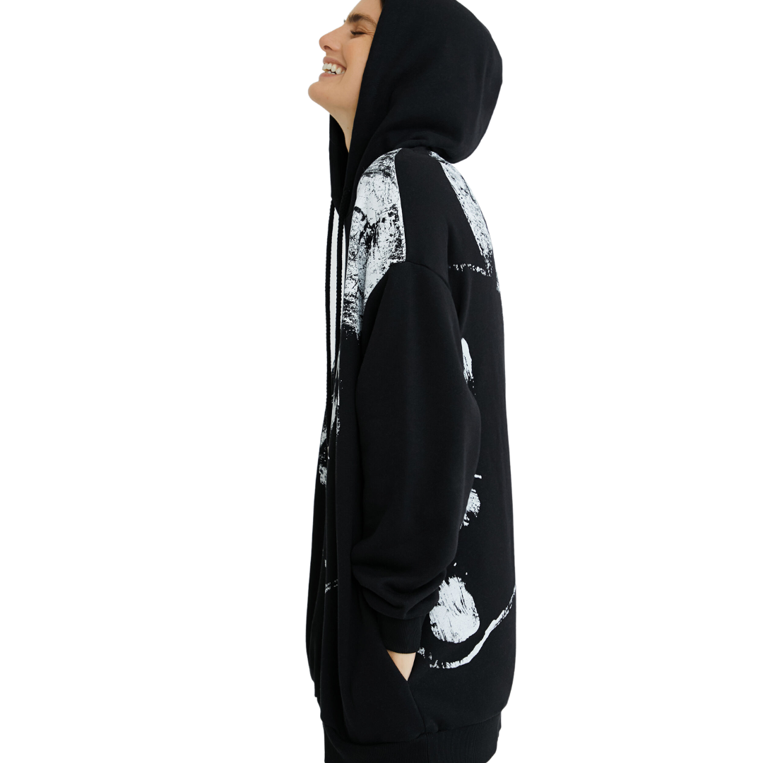 Mickey Oversize Hooded Sweatshirt Dress
The illustration of a big worn Mickey Mouse face is the print of this oversize cotton sweatshirt with hood and embellishments of lettering with the same treatment in other zones of the garment. Hooded collar Worn illustration Mickey Mouse face Disney Licence Oversize fit Long sleeve SKU: 21WWSK202000 Product Sustainability Organic
Mickey Oversize Hooded Sweatshirt Dress
The illustration of a big worn Mickey Mouse face is the print of this oversize cotton sweatshirt wi