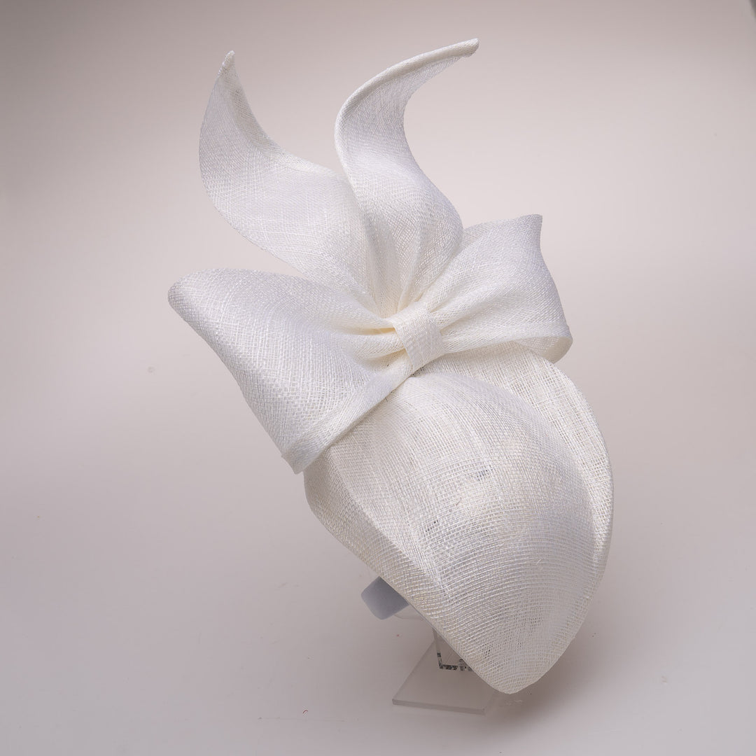 Weißer Fascinator mit Sinamay-Pillbox