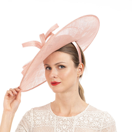 Pinker Sinamay-Fascinator-Haarreif mit Schlaufendetail