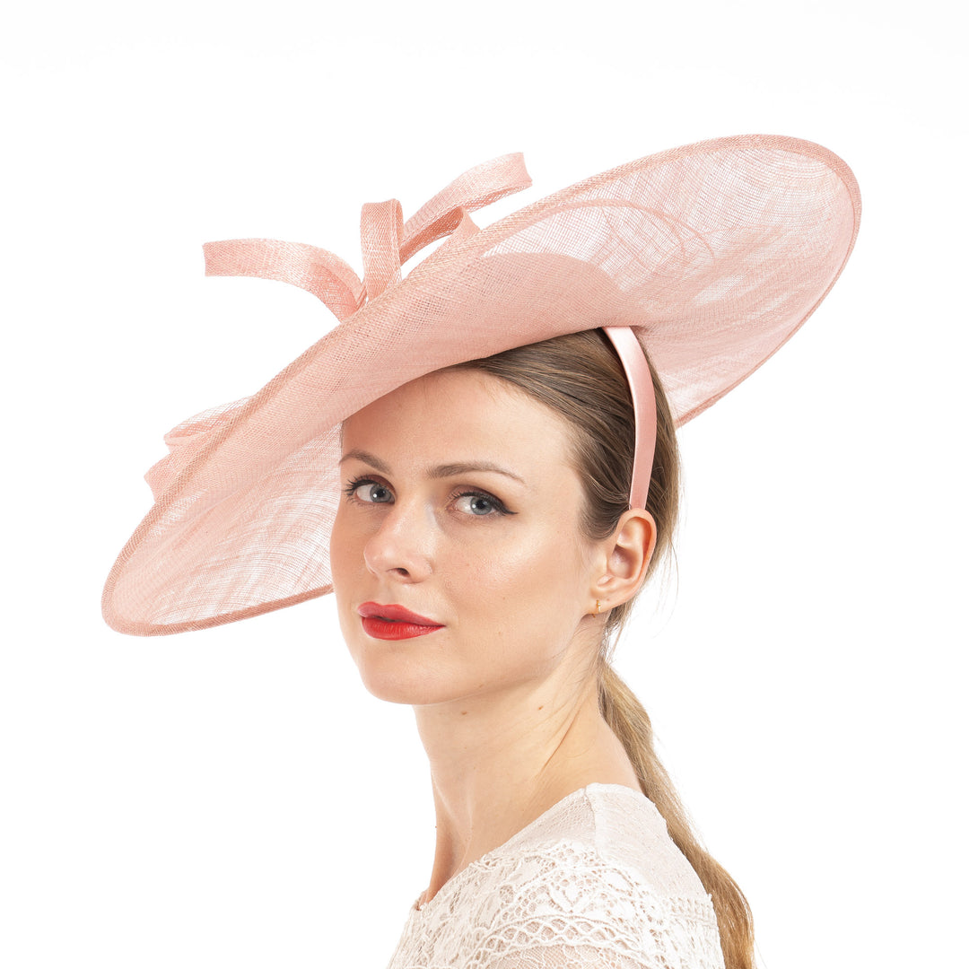 Pinker Sinamay-Fascinator-Haarreif mit Schlaufendetail
