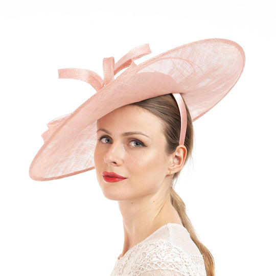 Pinker Sinamay-Fascinator-Haarreif mit Schlaufendetail