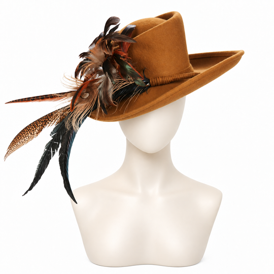 Sombrero de ala media con plumas