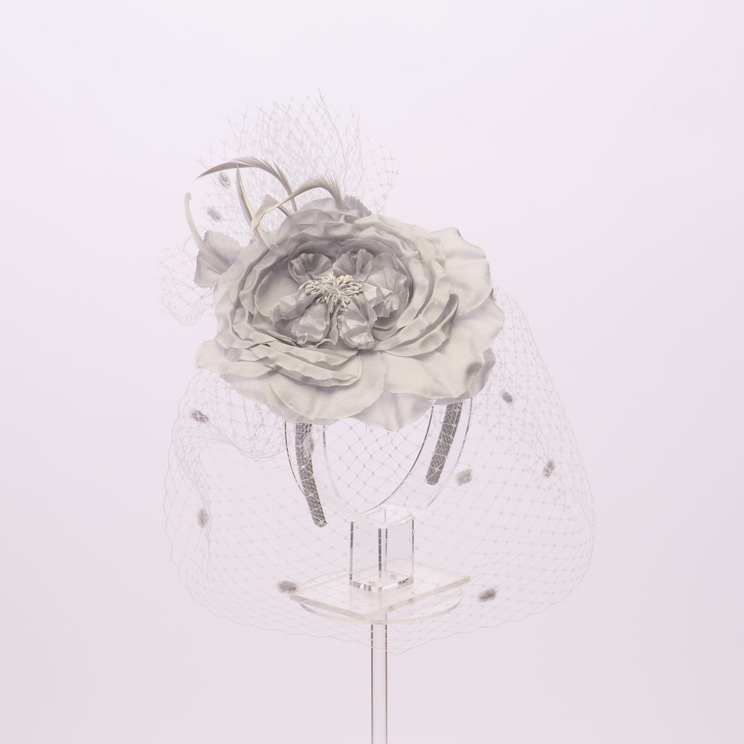 Haarschmuck Fascinator aus Seidenblumen und Schleier: Eisblau