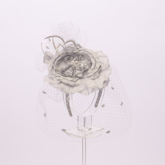 Haarschmuck Fascinator aus Seidenblumen und Schleier: Eisblau