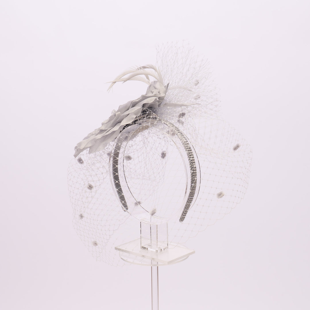 Haarschmuck Fascinator aus Seidenblumen und Schleier: Eisblau
