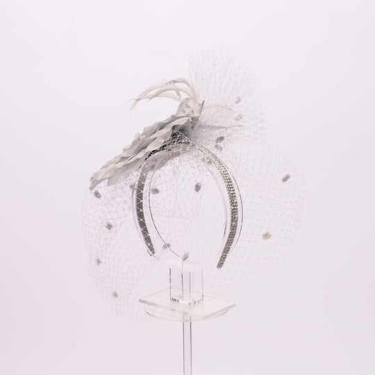 Haarschmuck Fascinator aus Seidenblumen und Schleier: Eisblau