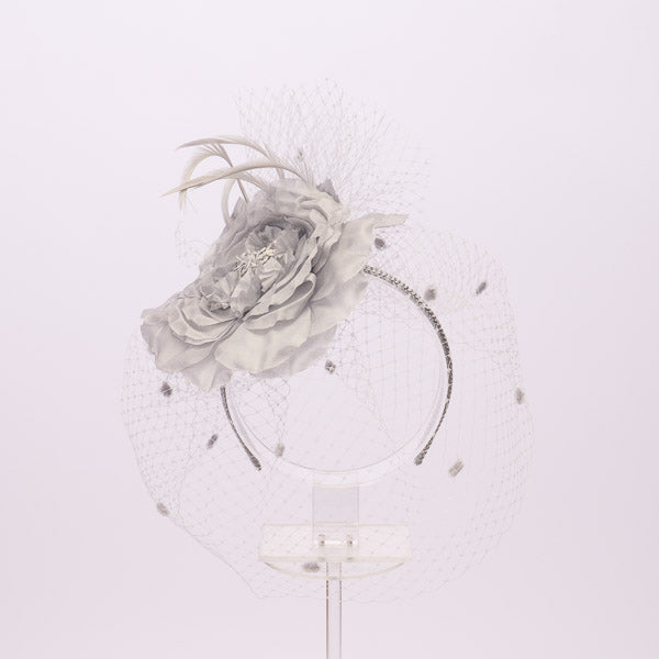 Haarschmuck Fascinator aus Seidenblumen und Schleier: Eisblau