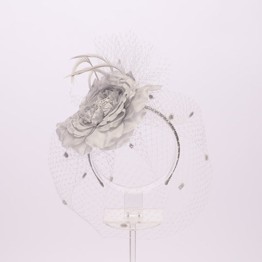 Haarschmuck Fascinator aus Seidenblumen und Schleier: Eisblau