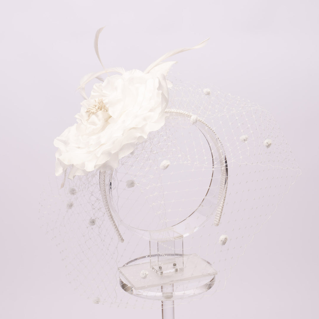 Haarschmuck Fascinator aus Seidenblumen und Schleier: Eisblau