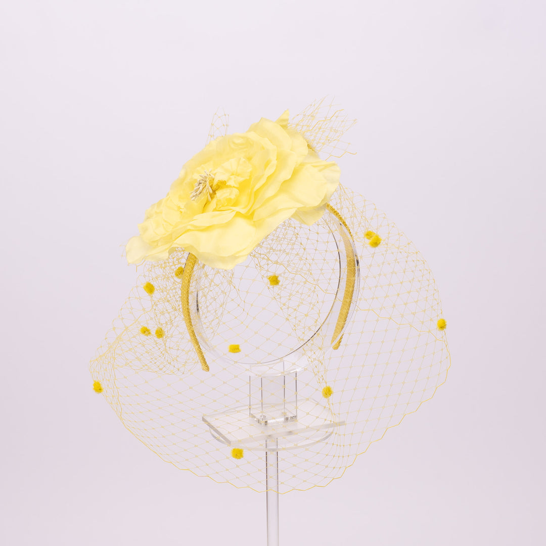 Gelber Seidenblumen-Schleier-Fascinator-Kamm