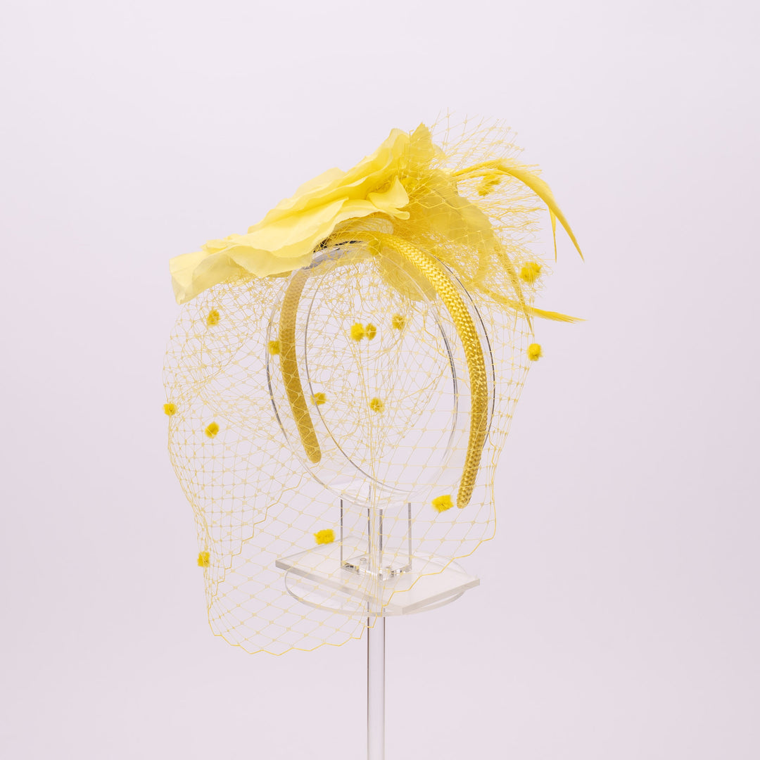 Gelber Seidenblumen-Schleier-Fascinator-Kamm