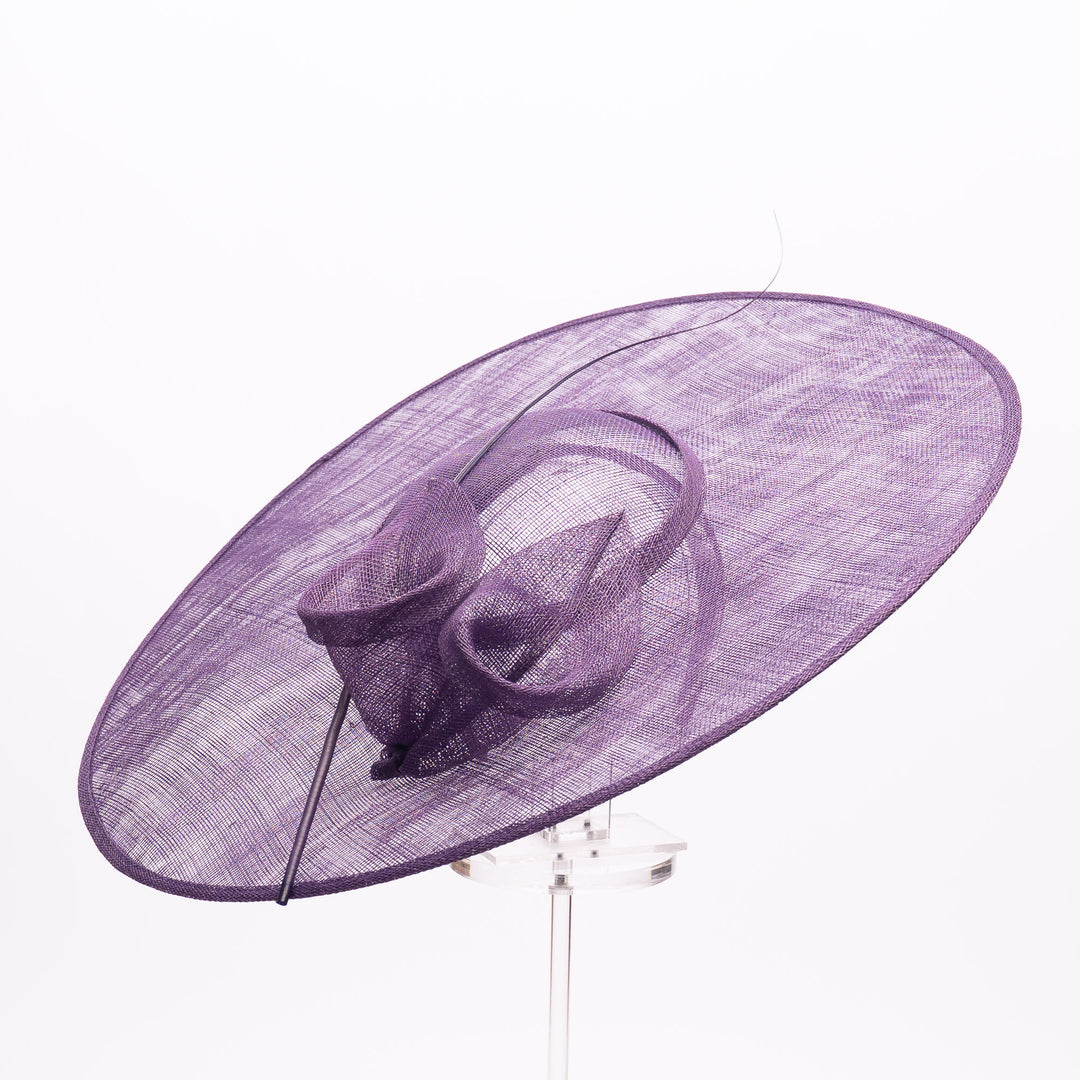 Lila Sinamay-Fascinator mit breiter Krempe