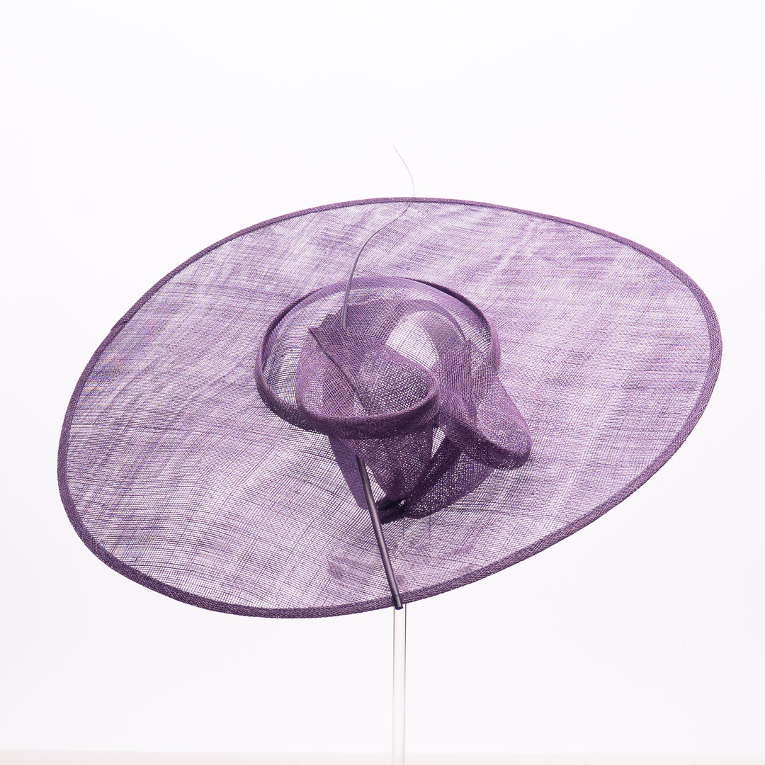 Lila Sinamay-Fascinator mit breiter Krempe