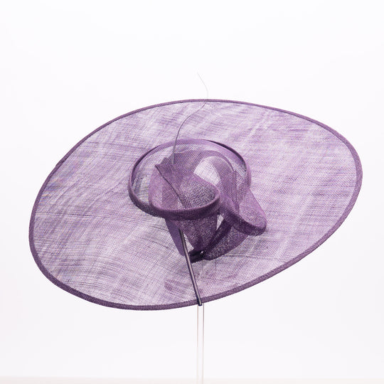 Lila Sinamay-Fascinator mit breiter Krempe