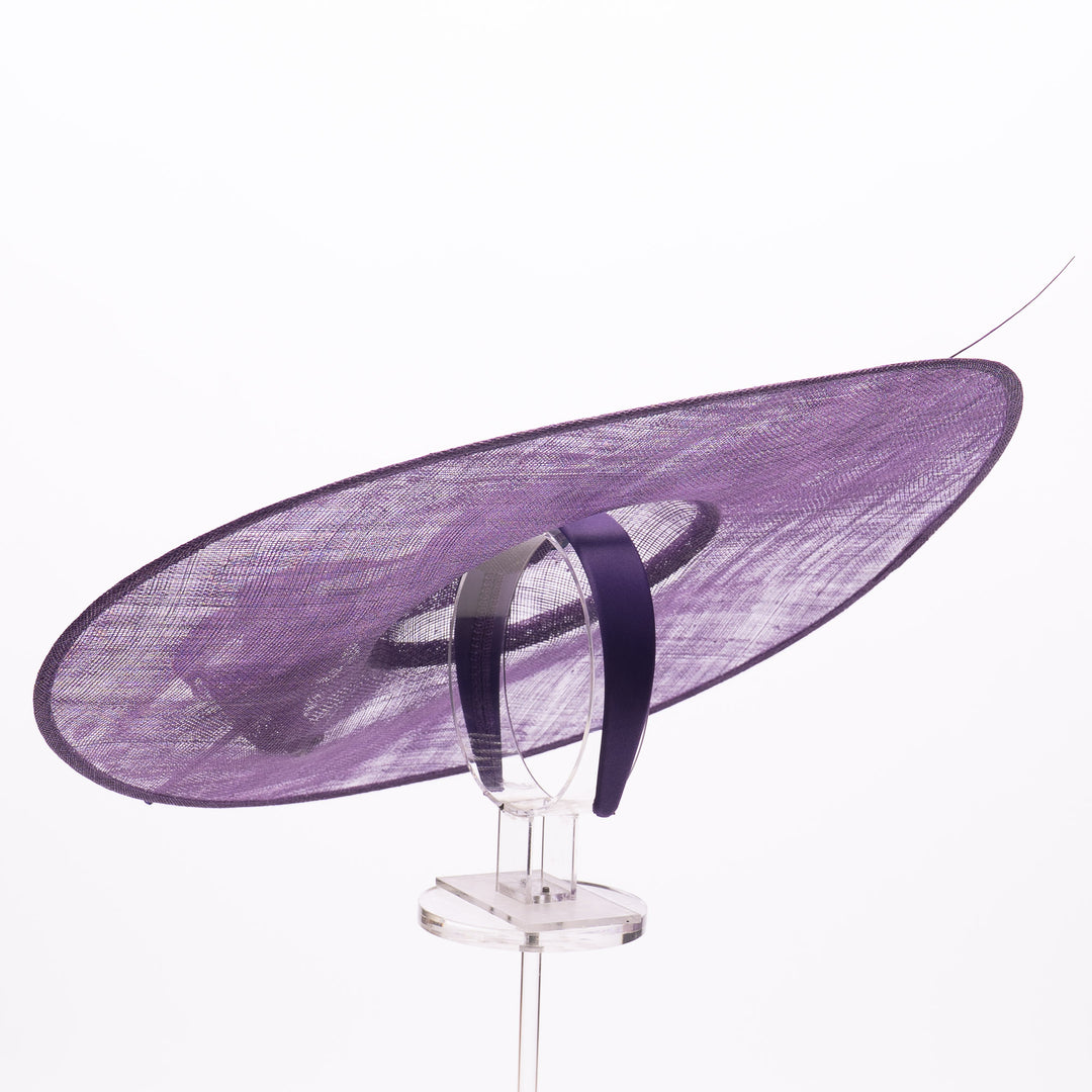 Lila Sinamay-Fascinator mit breiter Krempe
