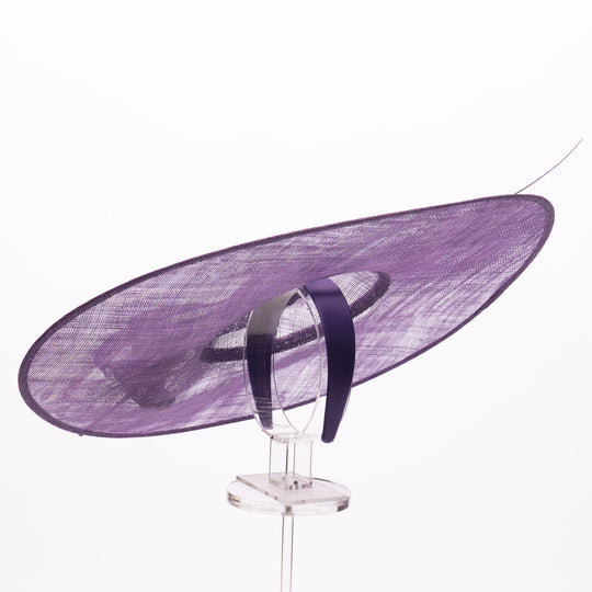 Lila Sinamay-Fascinator mit breiter Krempe