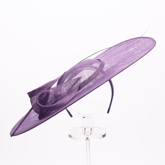 Lila Sinamay-Fascinator mit breiter Krempe