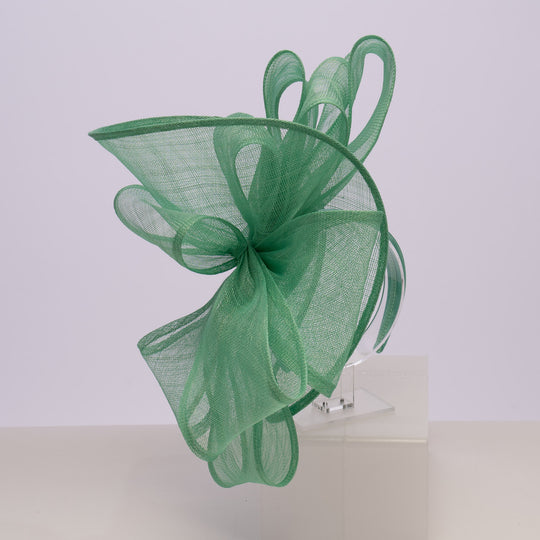 Schwarzer Sinamay-Fascinator an Satin-Haarreif