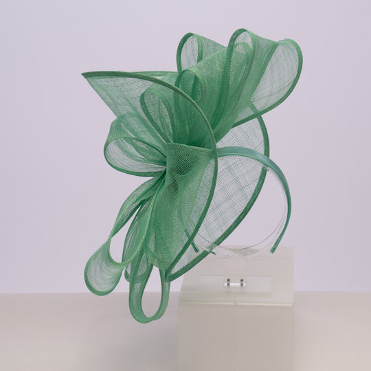 Schwarzer Sinamay-Fascinator an Satin-Haarreif