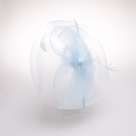 Diadema de flores de crinolina con ribete de plumas: blanca