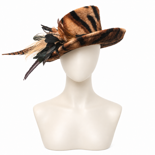 Sombrero con estampado de leopardo y ala media vuelta con ribete de plumas