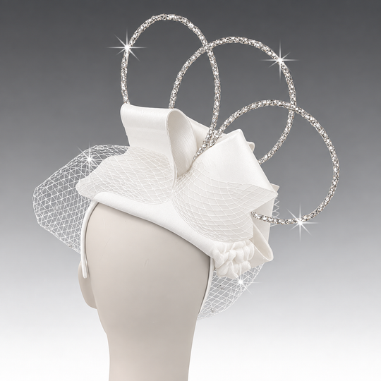 Schwarzer, strukturierter Lourdes Fascinator mit Satinschleife und Strassblüte