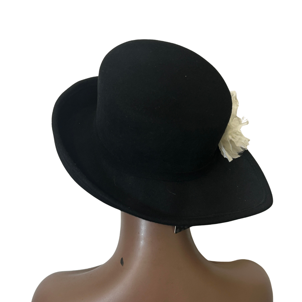 Sombrero de fieltro de lana blanco y negro con ribete de seda y terciopelo
