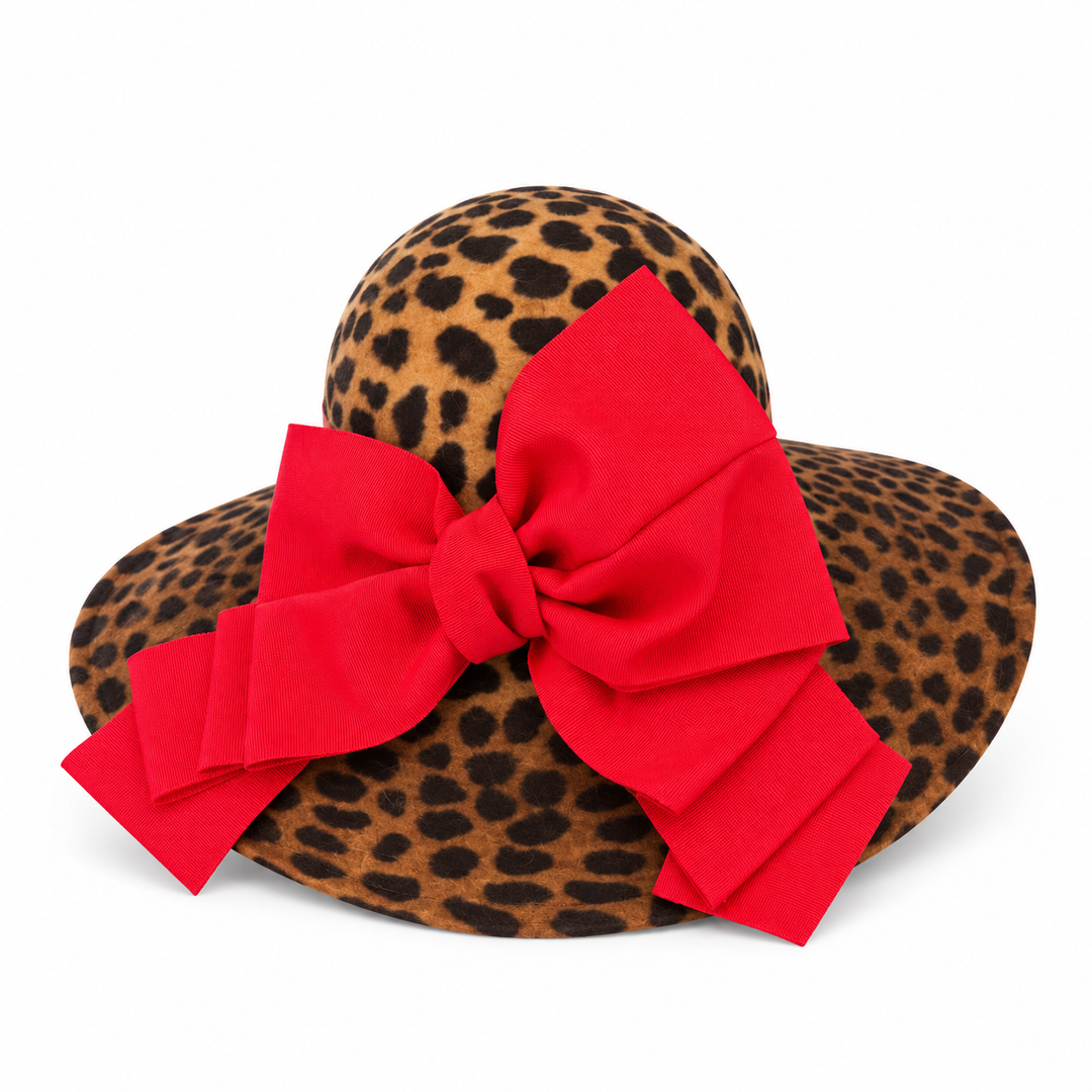 Sombrero con estampado de leopardo y ala media vuelta con ribete de plumas