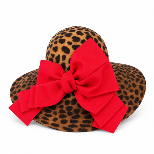Sombrero con estampado de leopardo y ala media vuelta con ribete de plumas
