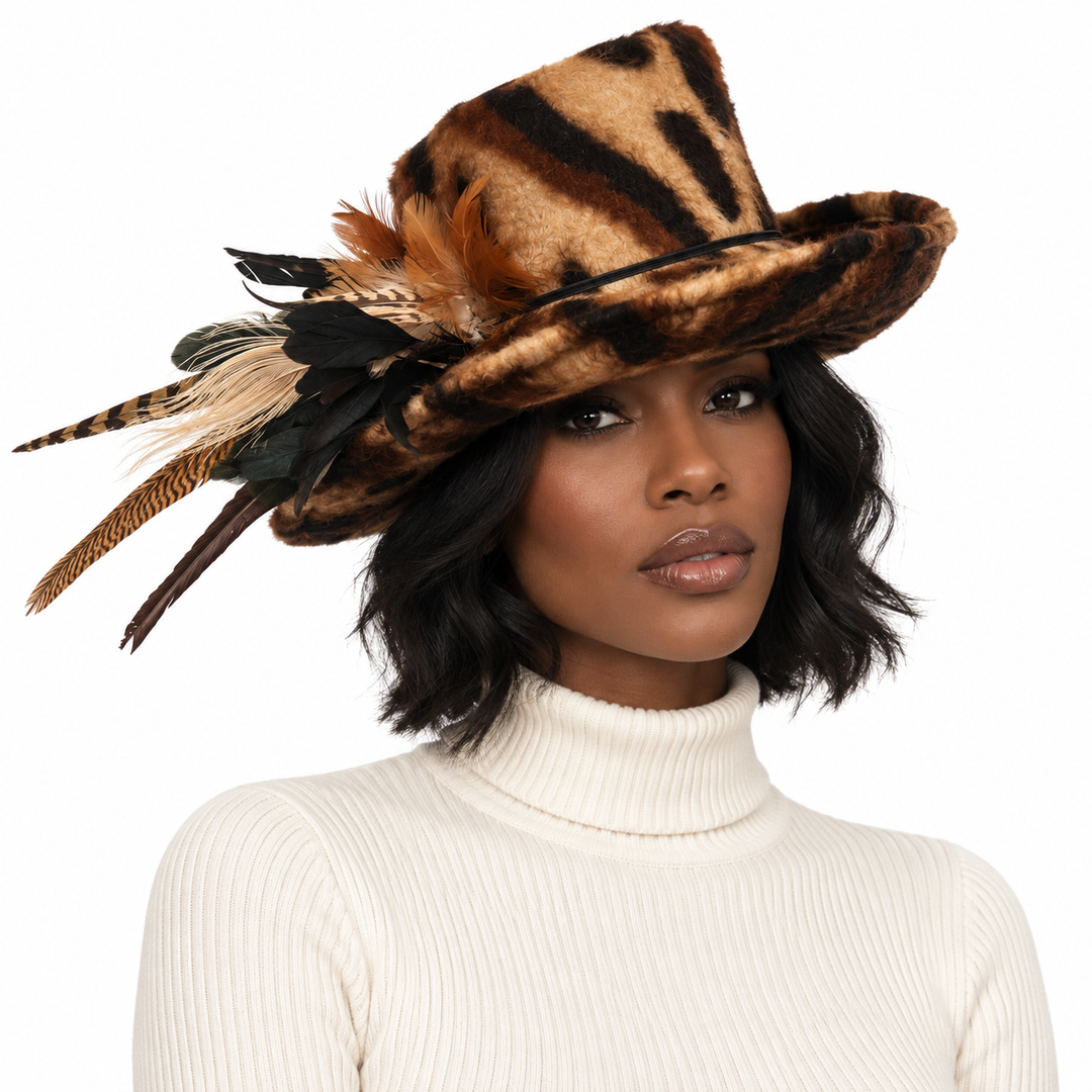Sombrero con estampado de leopardo y ala media vuelta con ribete de plumas