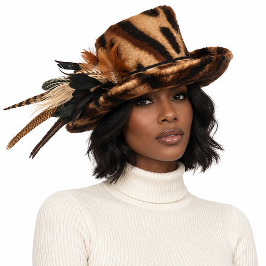 Sombrero con estampado de leopardo y ala media vuelta con ribete de plumas