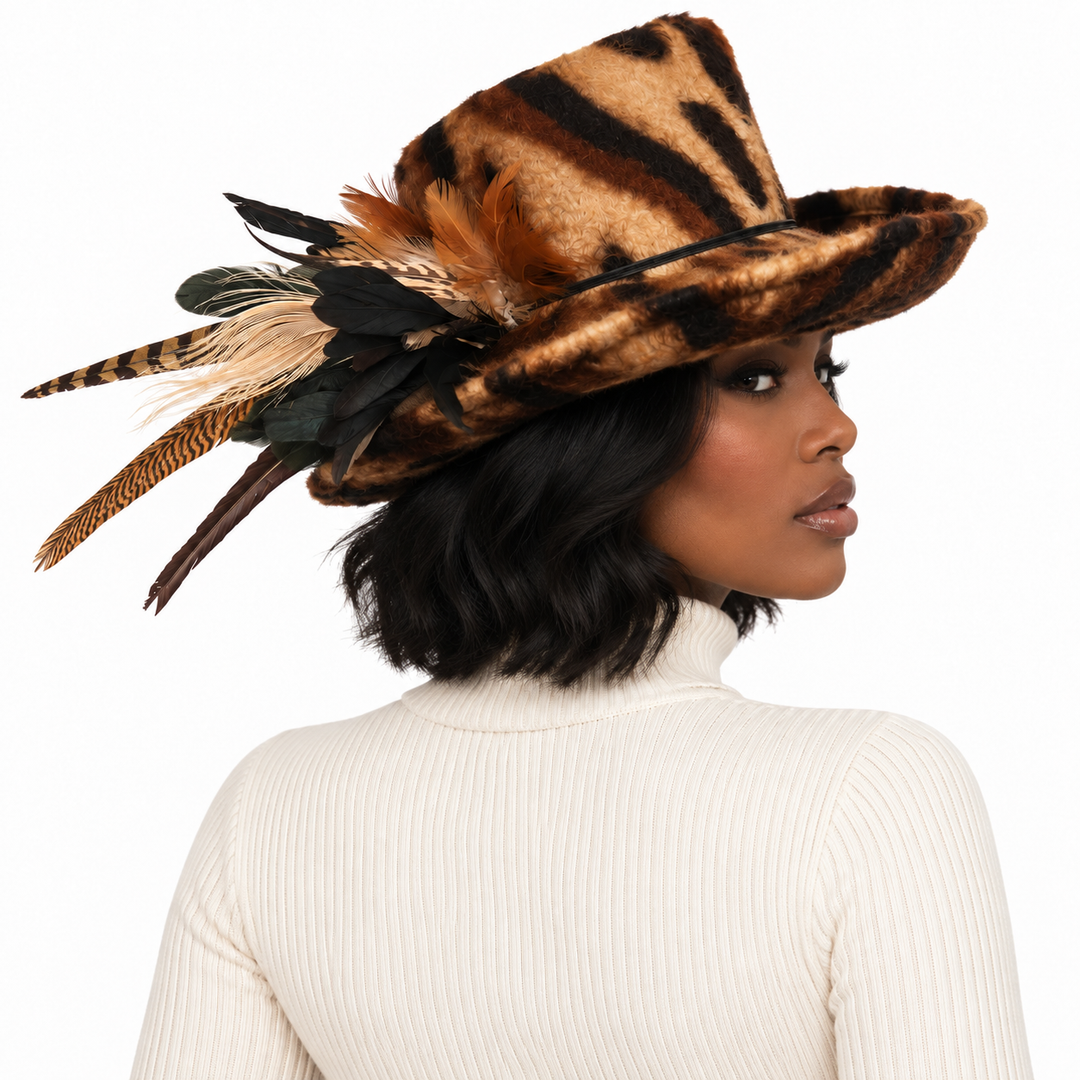 Sombrero con estampado de leopardo y ala media vuelta con ribete de plumas