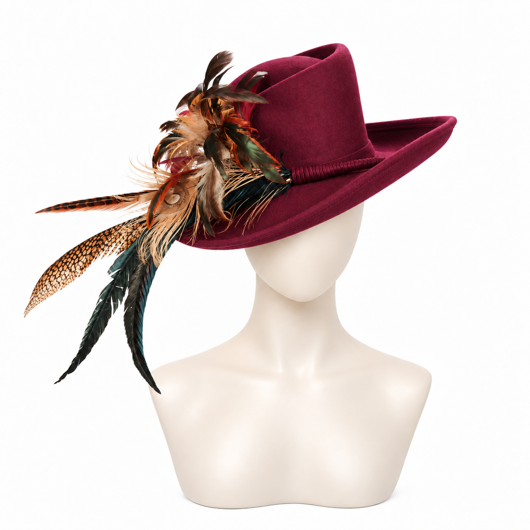 Sombrero de ala media con plumas