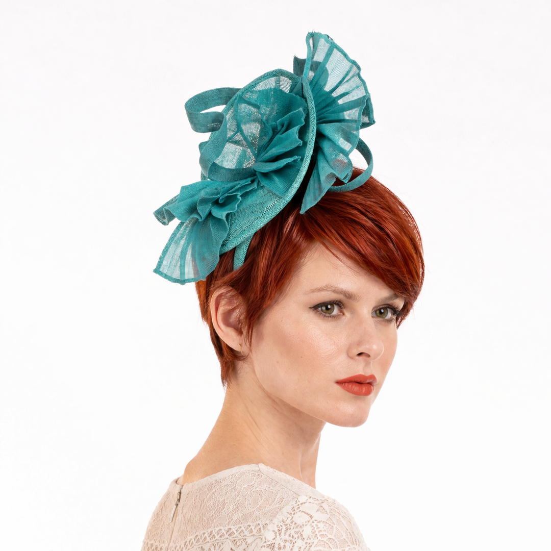 Eleganter plissierter Krinoline-Sinamay-Fascinator – Breites, rundes Design mit Haarband