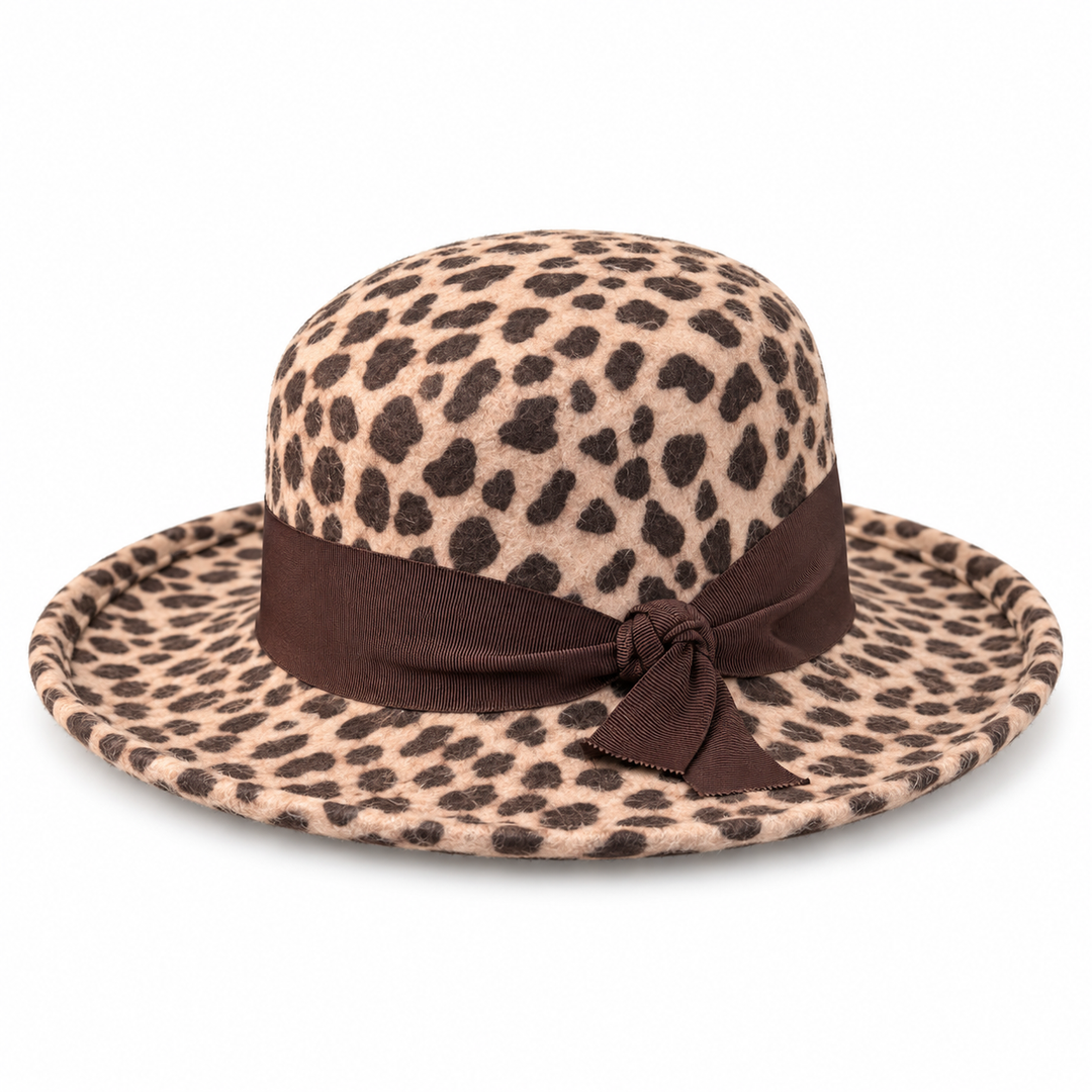 Sombrero con estampado de leopardo y ala media vuelta con ribete de plumas