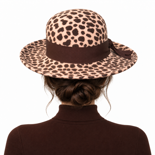 Sombrero con estampado de leopardo y ala media vuelta con ribete de plumas