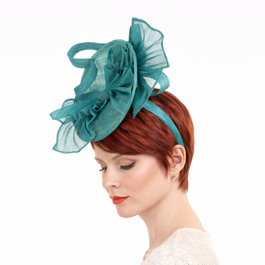 Eleganter plissierter Krinoline-Sinamay-Fascinator – Breites, rundes Design mit Haarband