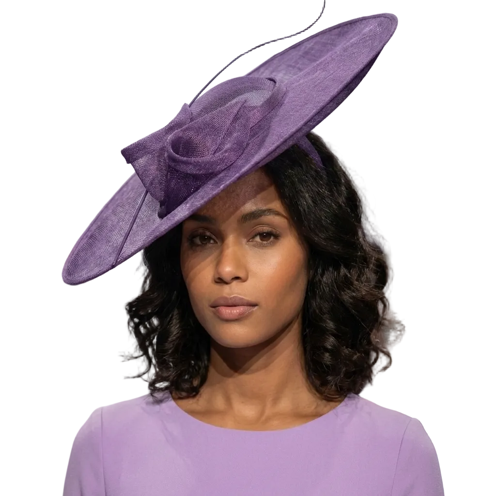 Lila Sinamay-Fascinator mit breiter Krempe