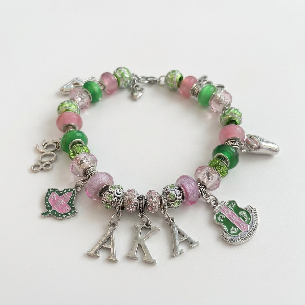 Pulseras de perlas rosas y verdes inspiradas en hermandades