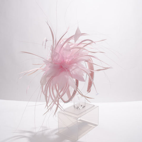 Gelbes Feder-Blumen-Fascinator-Stirnband mit Krinoline-Detail