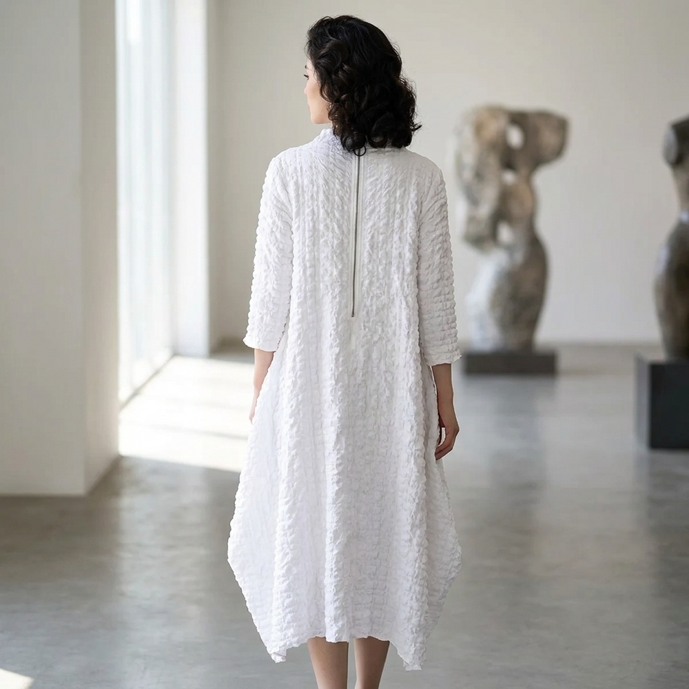 Kleid mit Blasen-Karomuster und ungleichmäßigem Saum – Weiß