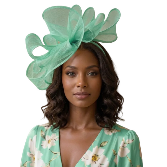 Schwarzer Sinamay-Fascinator an Satin-Haarreif