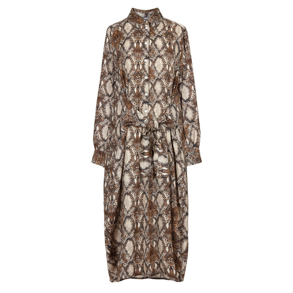 Python Midi Shirt Style Dress
A gorgeous cheetah print shirt dress from Alembika in a silky feel crinkle fabric. With self tie waist detail to nip it in at your most flattering point and the all important pockets! Perfect teamed with a leather jacket and ankle boots this autumn/winter or dress it down on warmer days with trainers and a denim jacket. Shirt style dress from Alembika Clothing. Style number AD404P. Crinkle effect silky fabric. Regular fit. Shirt style collar with buttons to waist. Drop shoulder