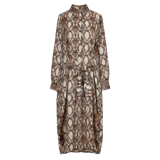 Python Midi Shirt Style Dress
A gorgeous cheetah print shirt dress from Alembika in a silky feel crinkle fabric. With self tie waist detail to nip it in at your most flattering point and the all important pockets! Perfect teamed with a leather jacket and ankle boots this autumn/winter or dress it down on warmer days with trainers and a denim jacket. Shirt style dress from Alembika Clothing. Style number AD404P. Crinkle effect silky fabric. Regular fit. Shirt style collar with buttons to waist. Drop shoulder