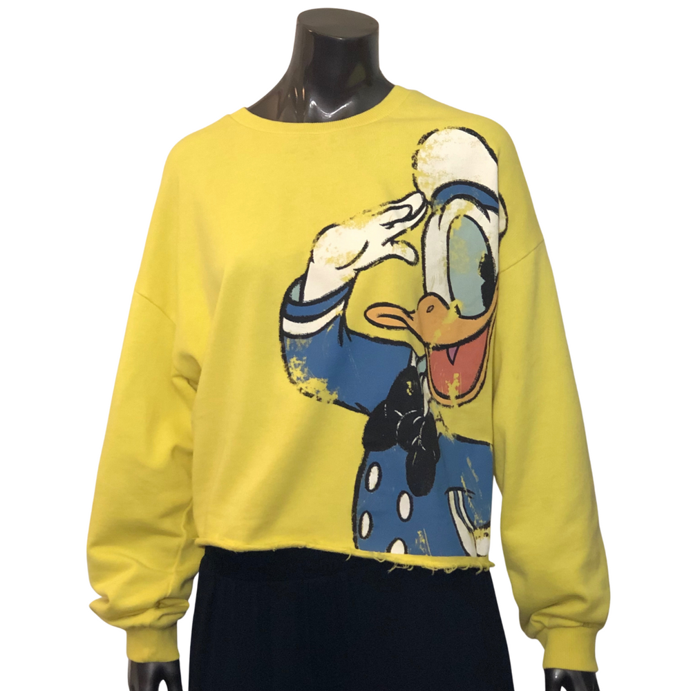 Vintage Inspired Sweatshirt - Donald Duck
This fine cotton sweatshirt with vintage illustration of Donald Duck livens up any casual everyday look. With frayed hem, it's a trendy and very fun top. With collar and cuffs finished in ribbing. Matching ribbed round neck Vintage style Donald Duck front illustration Yellow background Matching ribbed neck, cuffs and hem Mickey Mouse capsule Regular fit Long sleeve Fabric & Care: 99% cotton 1% elastane Do not bleach Cool iron on reverse side Do not dry clean Do not