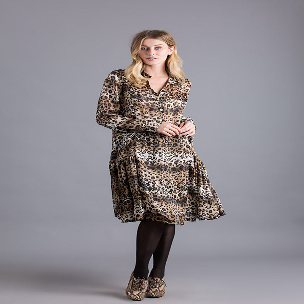 Leopard Print Semi Ruffled Midi Dress
Comfy dress can be worn with or without leggings and really cute booties.
Leopard Print Semi Ruffled Midi Dress
Comfy dress can be worn with or without leggings and really cute booties.
ED602-1

$179.99
$179.99
$179.99
alembika size chart, dress, leopard dress, leopard print, tunic
Dress
Alembika



Size: 2


Le' Diva Boutique Store