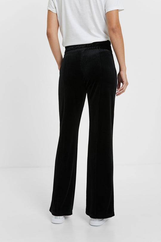Velvety Corduroy Style Trousers
Velvety Corduroy Style Trousers The pleasant touch of these long velvety corduroy trousers is not the only reason you'll want to wear it day after day. After all, its greatest asset is the comfort of a loose silhouette with elastic waist and comfortable opening on the hem. Adjustment drawstring on the waist Two pockets Mid-rise Velvety corduroy fabric Elastic waist Front opening on the hem Comfort fit Long trousers Outer fabric composition: 8% ELASTANE, 92% POLYESTER Care: Ma